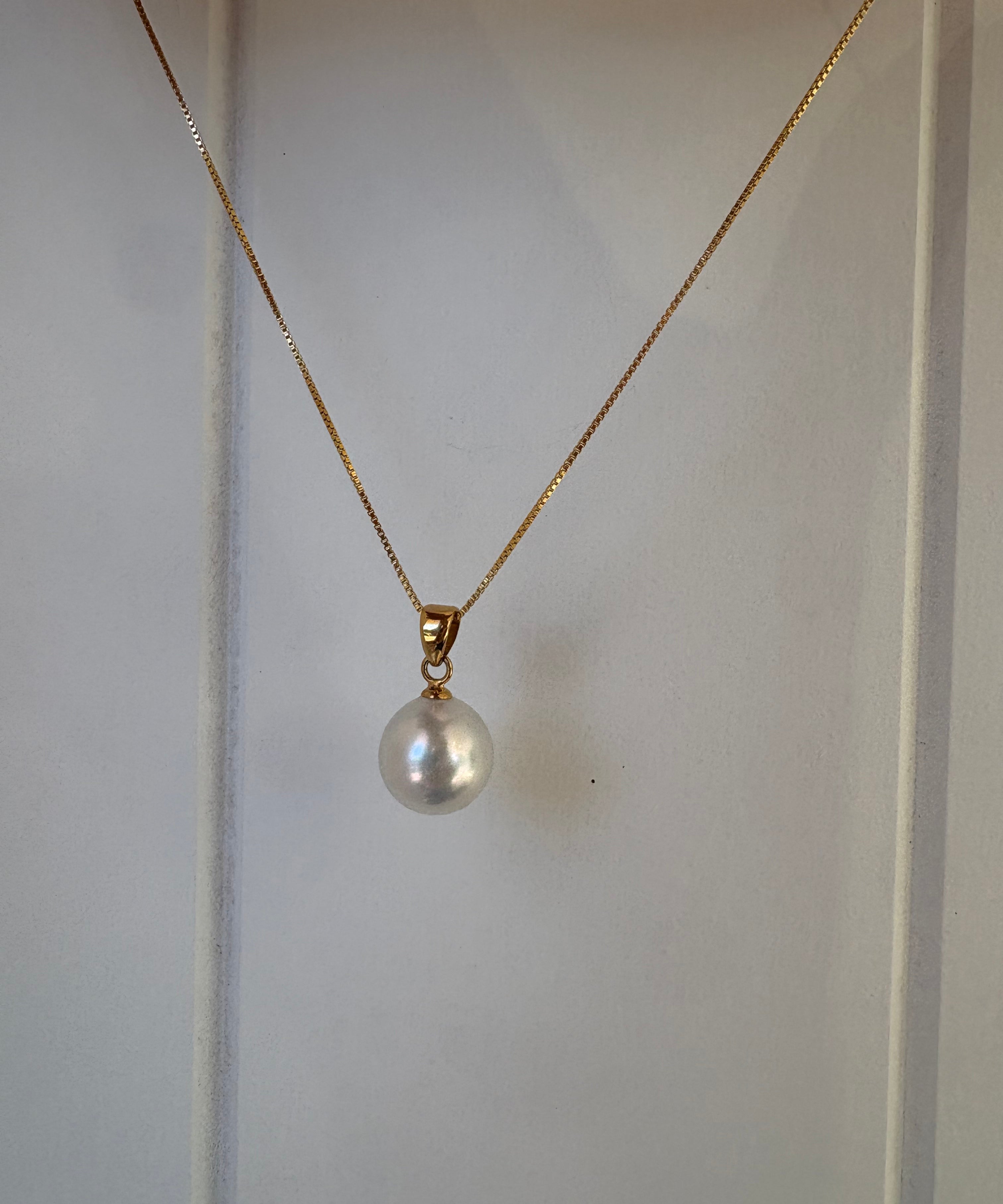 Gold necklace with a south sea pearl pendant in 9ct gold