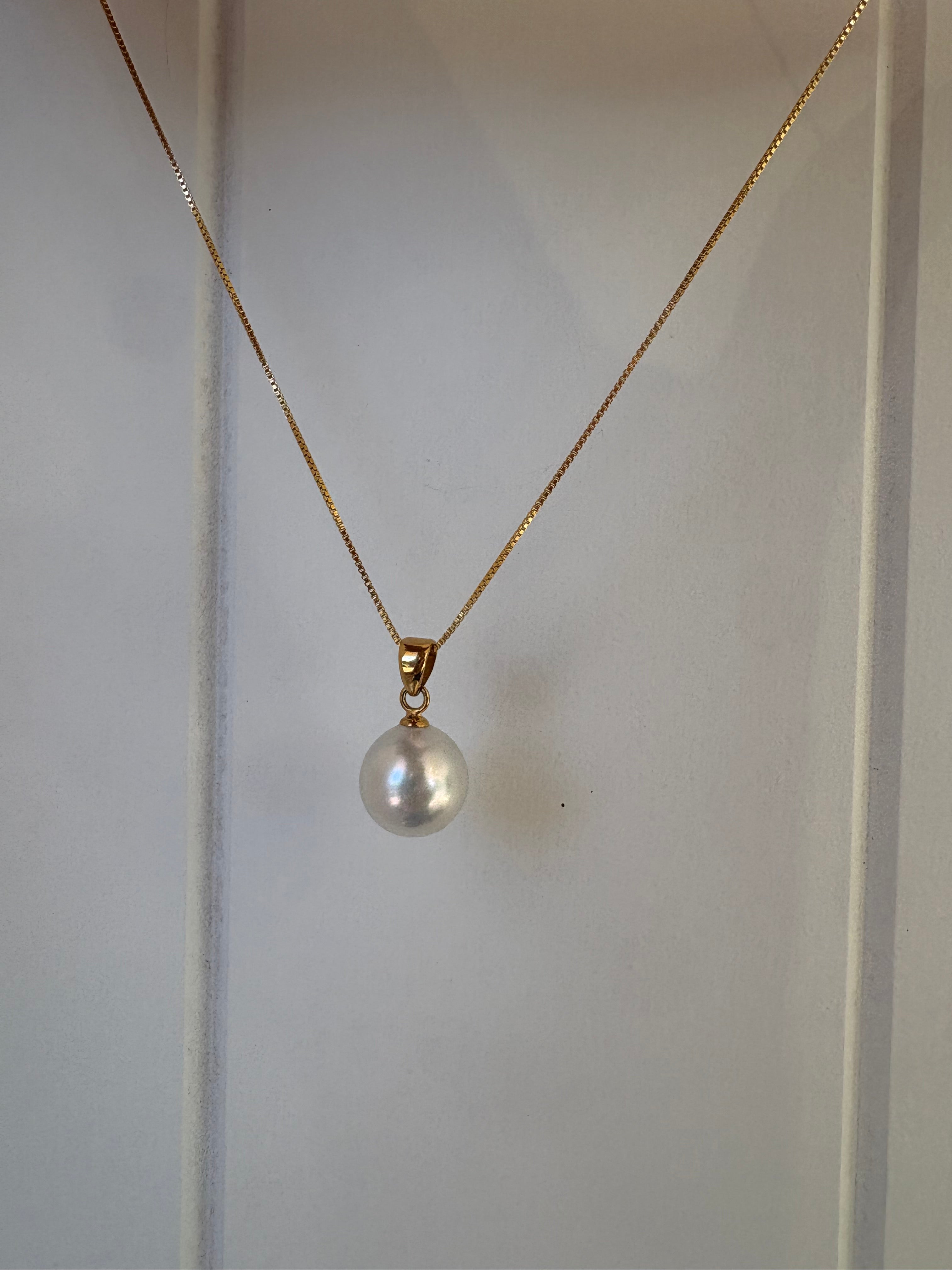 Gold necklace with a south sea pearl pendant in 9ct gold