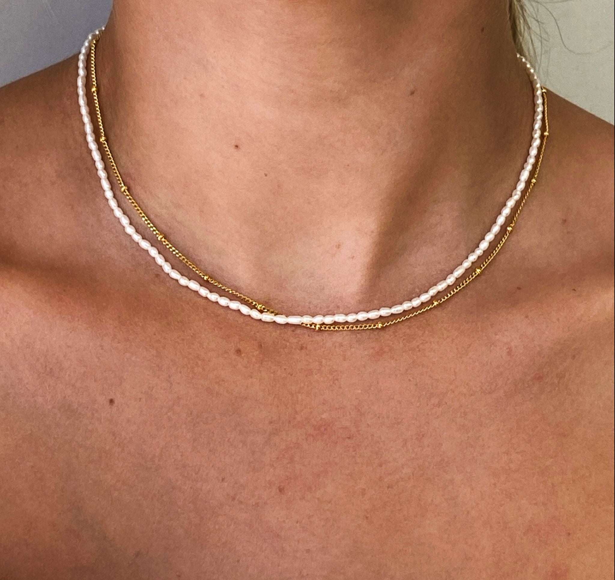 Necklace with delicate freshwater pearls and gold chain