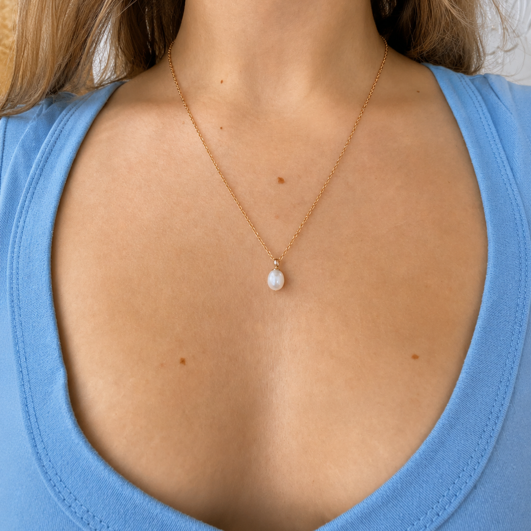 Dainty pendant with dainty chain in rose gold