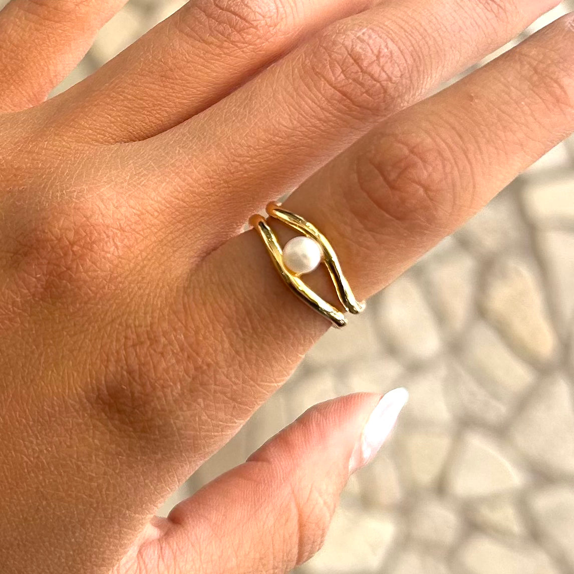 Gold vermeil wave ring with a central white pearl 