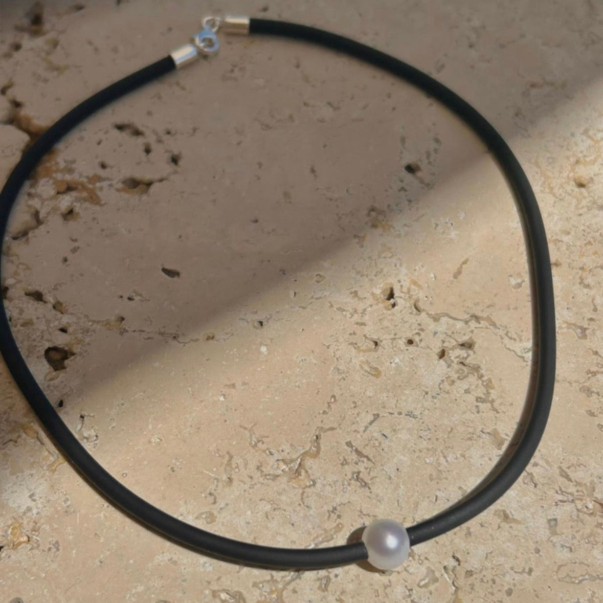 Necklace with a pearl pendant