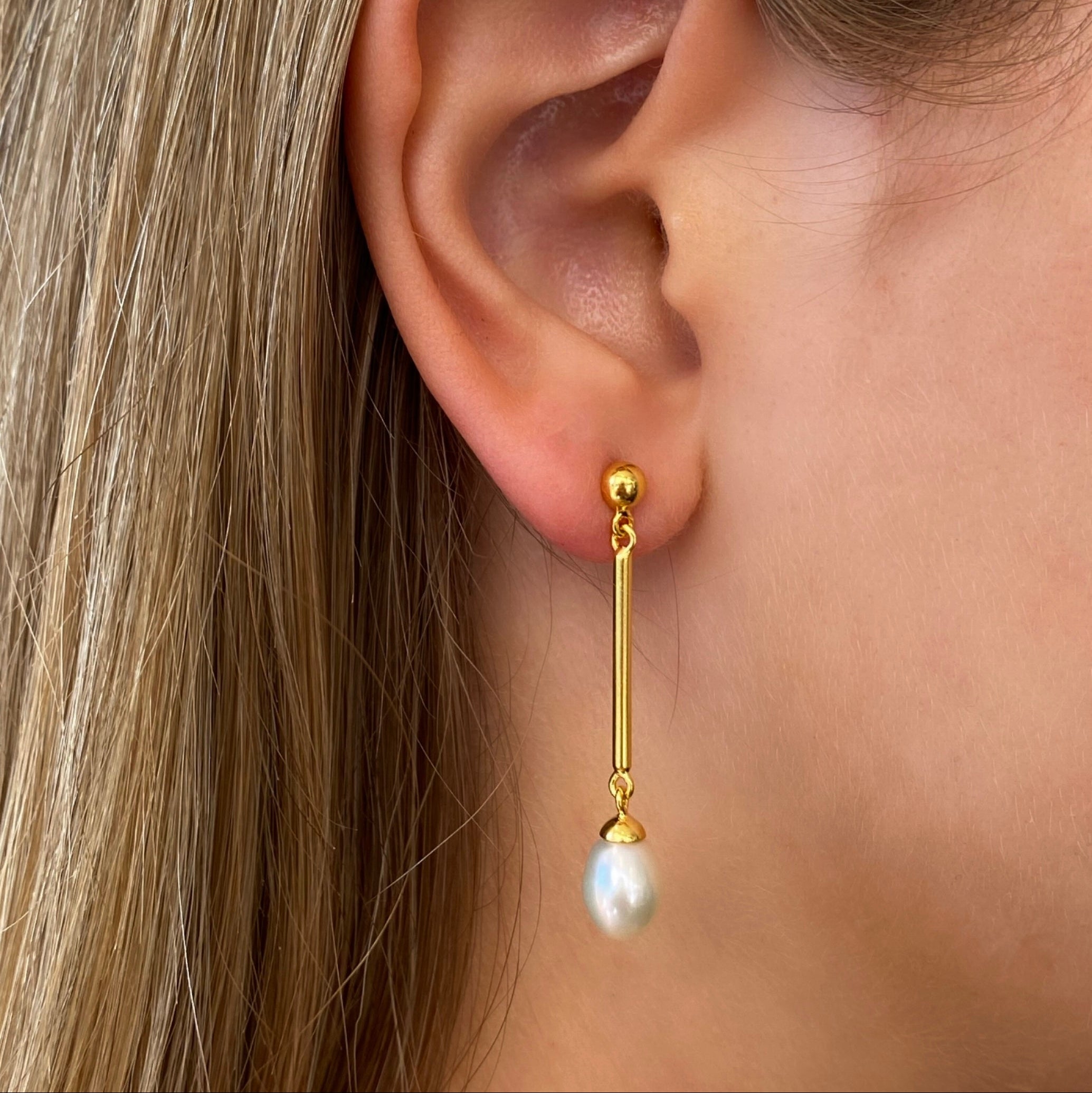 fresh water pearl earrings in gold with a drop
