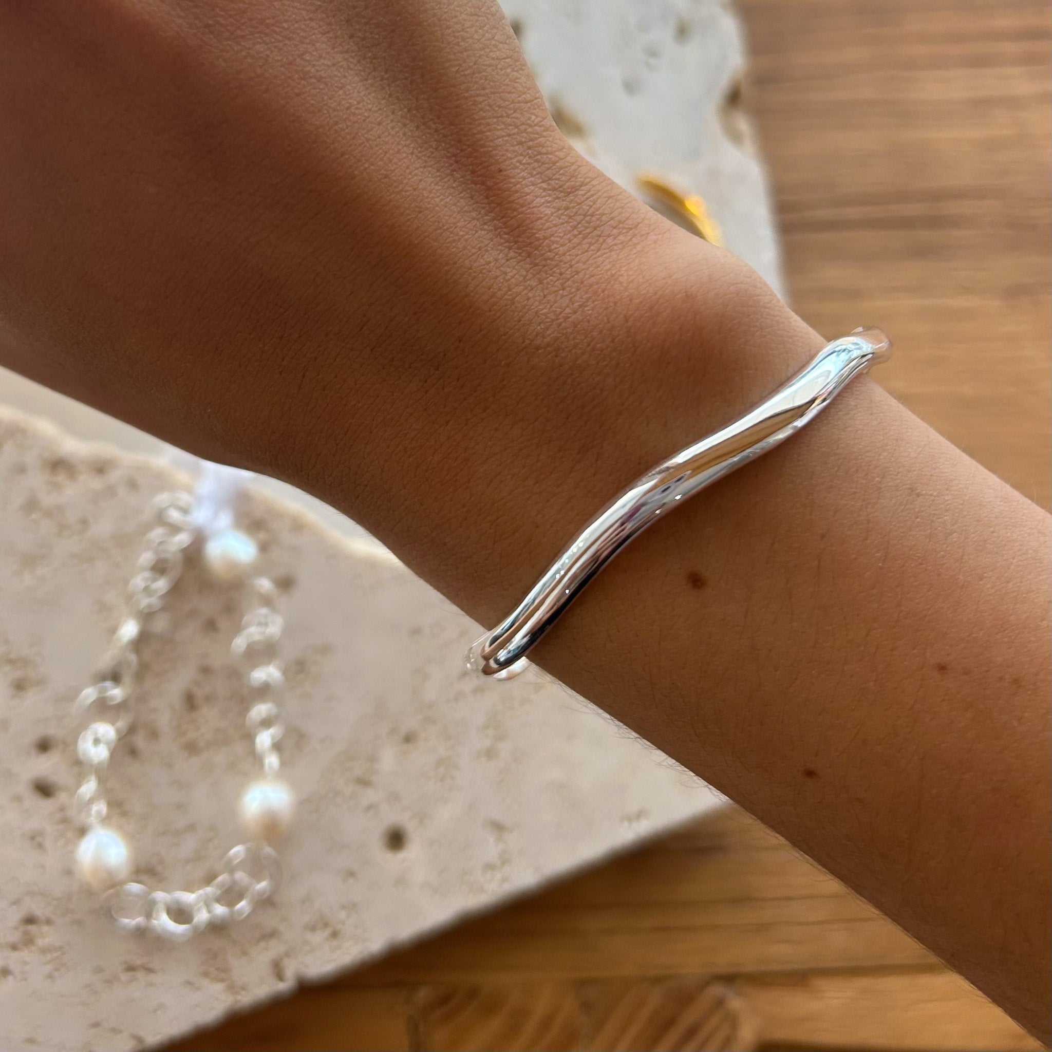 wavy single bangle