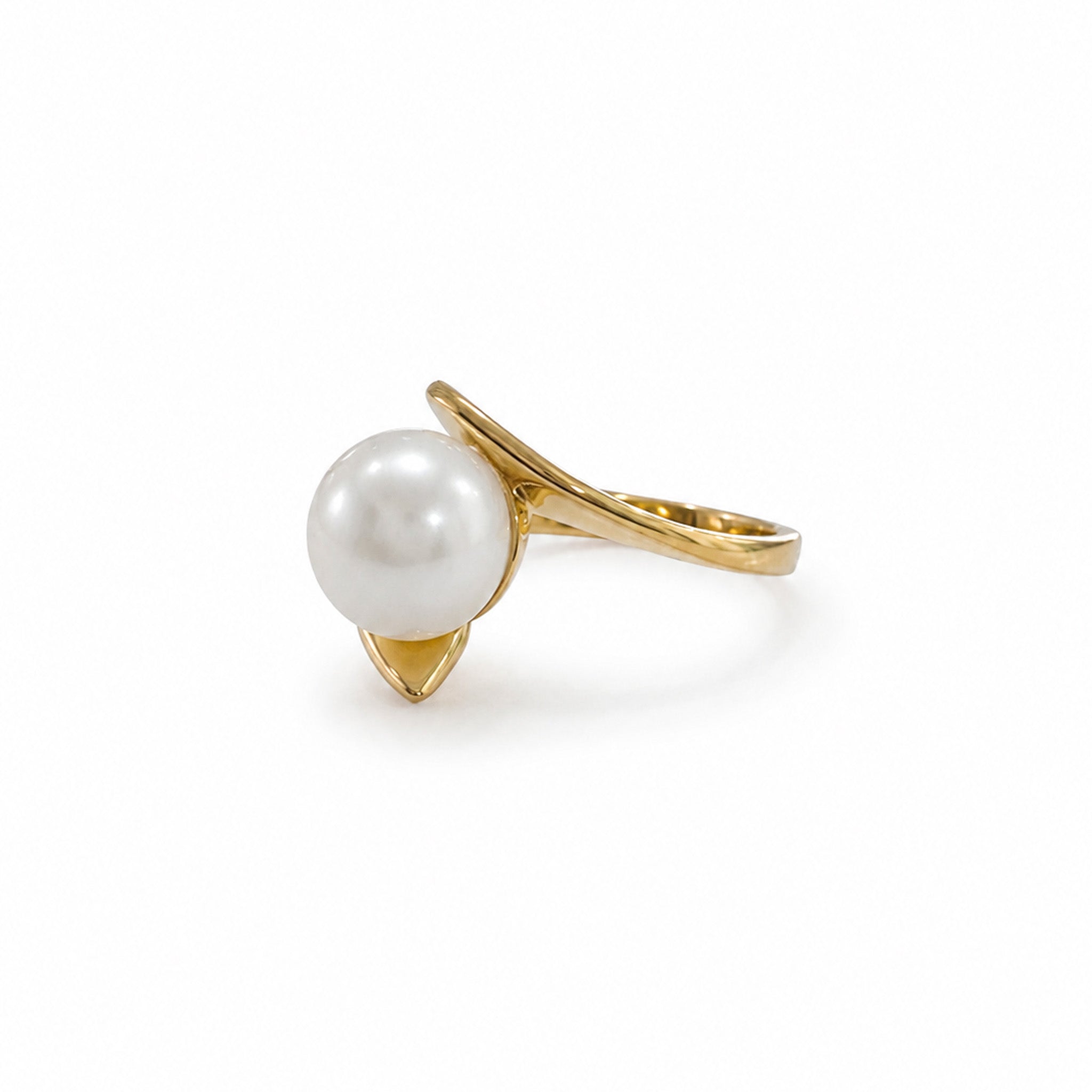 gold ring with freshwater pearl designed in broome western austraia by Lush designs jewellery
