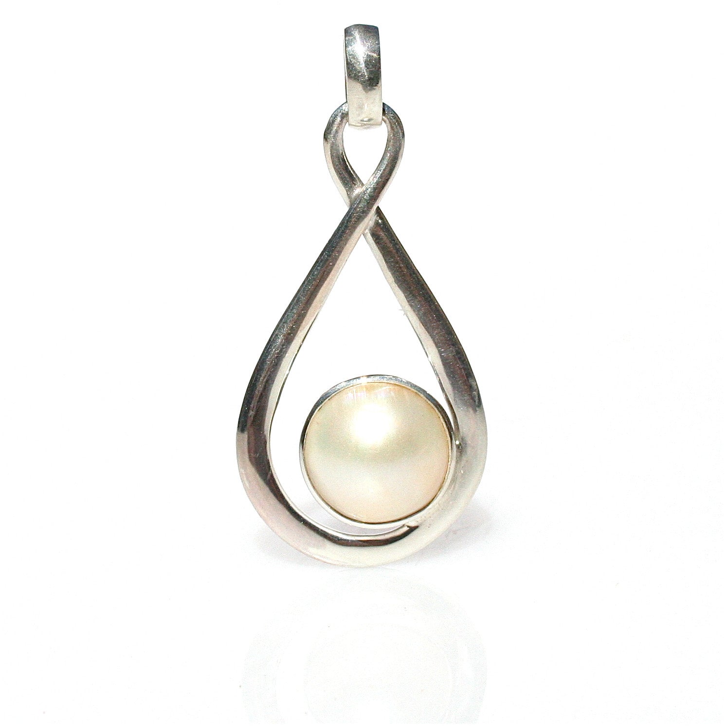 Moonlight Bay Pearl Pendant featuring a genuine freshwater pearl with elegant coastal-inspired styling