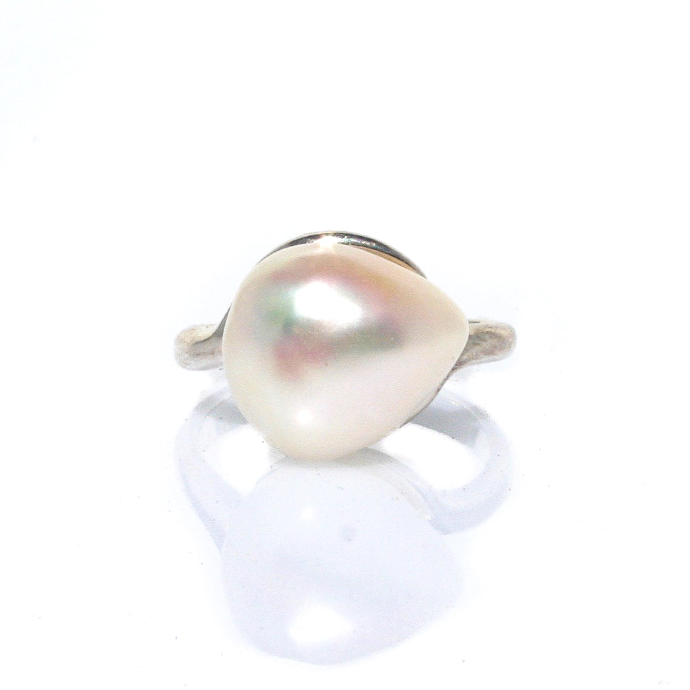 Keshi pearl on sterling silver band ring