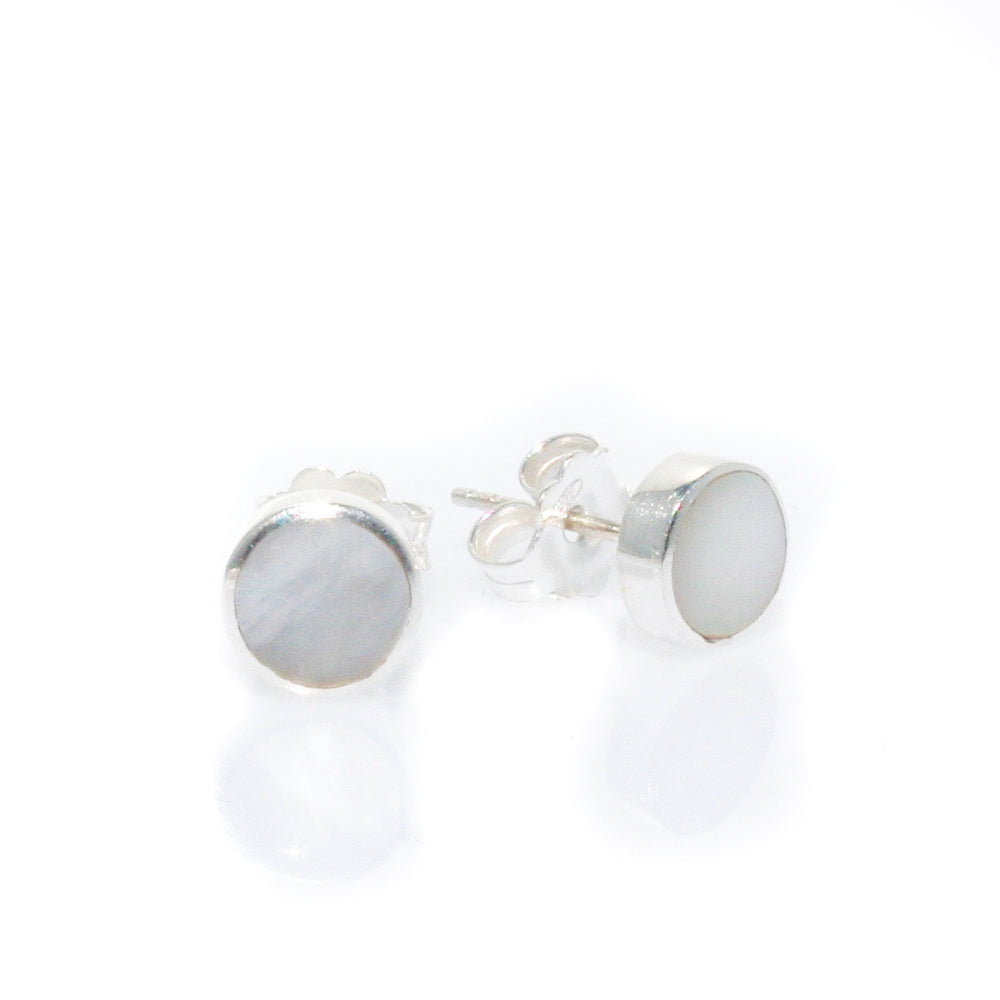 Mother of  pearl round studs silver 