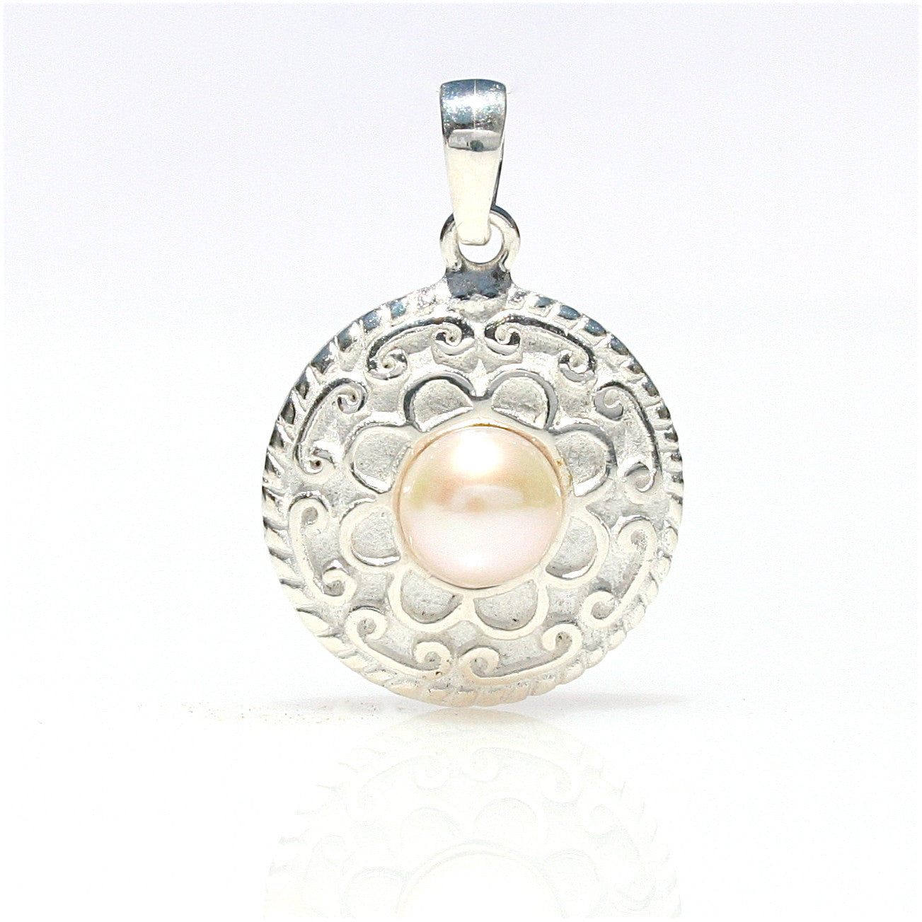  Chinatown Ladies Pearl Pendant in sterling silver featuring a genuine freshwater pearl inspired by Broome’s historic pearling heritage.