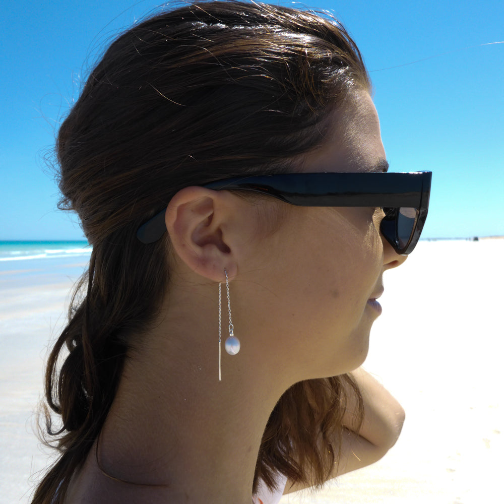 Silver thread earrings with white pearl 